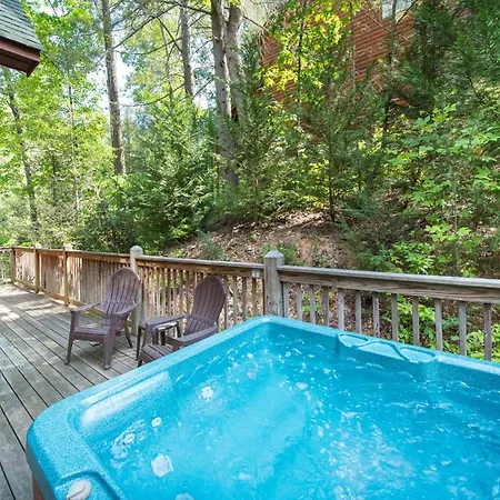 Chipmunk Chase, 2 Bedrooms, Sleeps 8, Hot Tub, Pool Table, Fireplace